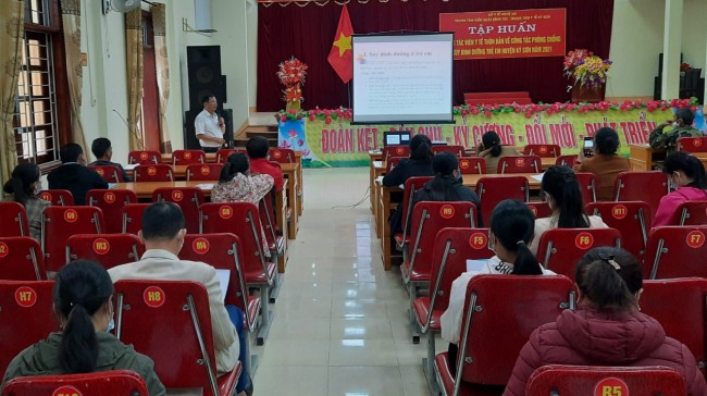 BS CKI Nguyễn Anh Tuấn - Trưởng khoa Dinh dưỡng CDC tỉnh truyền đạt kiến thức về dinh dưỡng với các học viên lớp tập huấn
