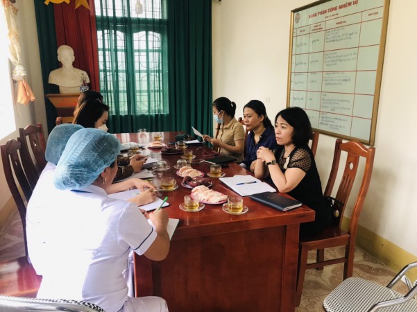 Đoàn làm việc tại  Trạm y tế xã Thạch Sơn huyện Anh Sơn