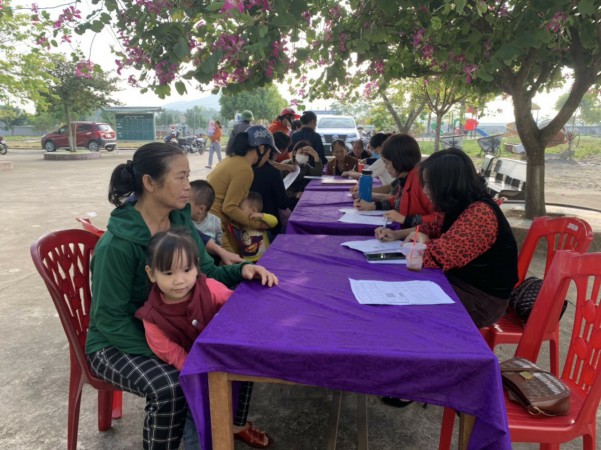 Phỏng vấn các bà mẹ và người chăm sóc trẻ để đánh giá tình trạng dinh dưỡng tại  xã Trung Sơn huyện Đô Lương