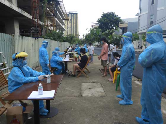 LẤY MẪU XÉT NGHIỆM DIỆN RỘNG SỚM VÀ KỊP THỜI NHẰM HẠN CHẾ NGUỒN LÂY TRONG CỘNG ĐỒNG