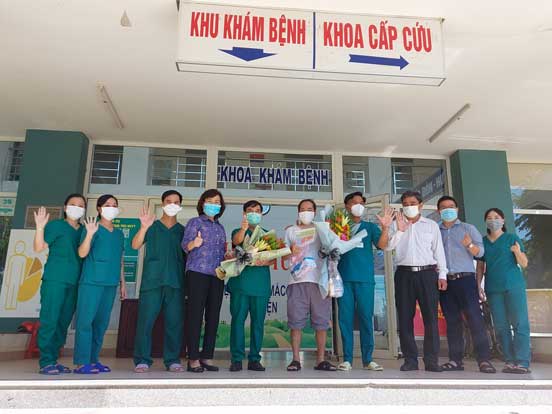 CHO RA VIỆN BỆNH NHÂN MẮC COVID-19 CUỐI CÙNG TẠI ĐÀ NẴNG