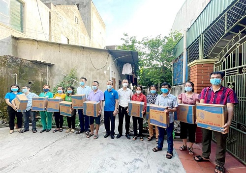 Công đoàn Ngành Y tế Nghệ An thăm, tặng quà cho cán bộ y tế có hoàn cảnh khó khăn tại các khu nhà trọ.