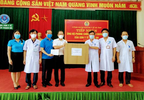 Công đoàn ngành Y tế Nghệ An thăm, tặng quà hỗ trợ Công đoàn ngành Y tế tỉnh Hà Tĩnh phòng, chống dịch bệnh COVID-19
