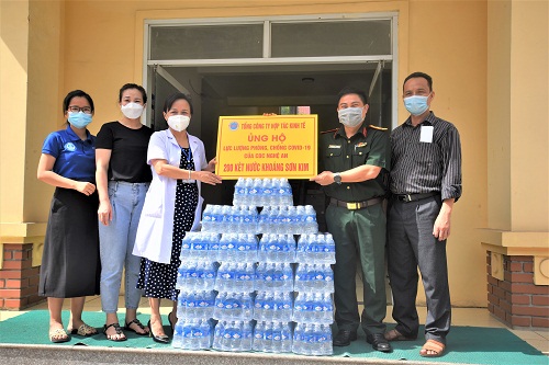 Các đoàn thể đến tặng quà động viên tinh thần toàn thể cán bộ người lao động CDC Nghệ An trong phòng chống dịch COVID -19