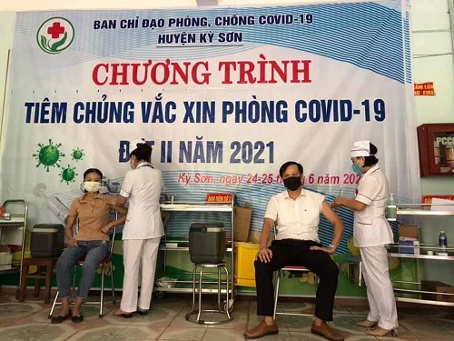 Trung tâm Y tế Kỳ Sơn tổ chức tiêm chủng vắc xin phòng COVID-19 đợt II năm 2021.