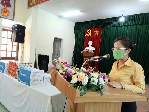 Chủ tịch Ủy ban MTTQ tỉnh Nghệ An và Giám đốc Sở Y tế Nghệ An thăm và tặng quà động viên cán bộ y, bác sĩ, nơi tuyến đầu chống dịch.