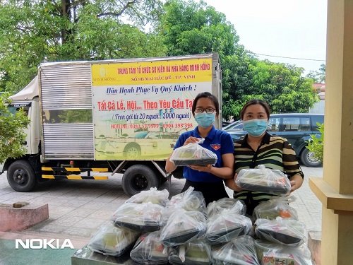 Ấm lòng với hàng trăm suất cơm miễn phí cho cán bộ, y, bác sỹ CDC Nghệ An - Nơi tuyến đầu làm công tác phòng chống dịch COVID-19