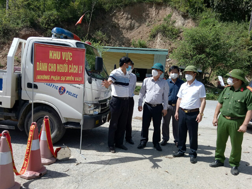 Lãnh đạo Sở Y tế kiểm tra công tác phòng chống dịch COVID -19 tại huyện Kỳ Sơn