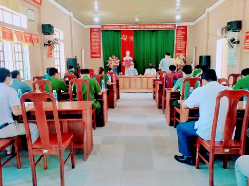 Họp khẩn tại xã Chiêu Lưu - Kỳ Sơn khi lần đầu tiên xuất hiện 02 trường hợp dương tính với COVID -19