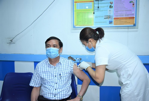 Trung tâm Kiểm soát bệnh tật tỉnh tiêm vắc xin phòng COVID-19 mũi 2 cho cán bộ, nhân viên