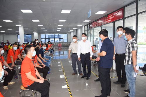 Lãnh đạo Sở Y tế, Trung tâm Kiểm soát bệnh tật tỉnh kiểm tra, giám sát tiêm chủng vắc xin phòng dịch COVID -19 tại khu công nghiệp trên địa bàn tỉnh Nghệ An