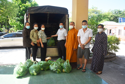 Các đoàn thể đến thăm, tặng quà cho cán bộ, y, bác sĩ nơi tuyến đầu phòng chống dịch Covid-19 tại Trung tâm Kiểm soát bệnh tật tỉnh