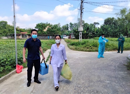 CDC Nghệ An phối hợp cùng Trung tâm Y tế huyện Nam Đàn khẩn trương điều tra, truy vết bệnh nhân trở về từ Thành phố Hồ Chí Minh .
