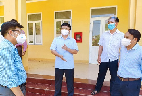 Phó Chủ tịch UBND tỉnh Bùi Đình Long kiểm tra công tác phòng chống dịch tại bản Chằm Puông (Tương Dương)