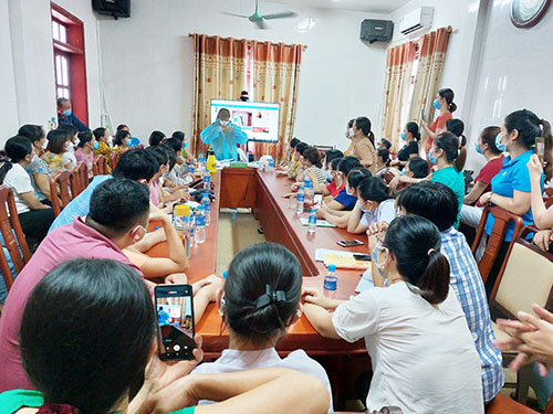 CDC Nghệ An tập huấn lấy mẫu xét nghiệm test nhanh gộp 5 cho cán bộ y tế huyện Yên Thành