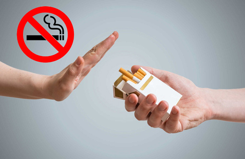 Lý do không nên hút thuốc lá sau khi tiêm vắc-xin Covid-19