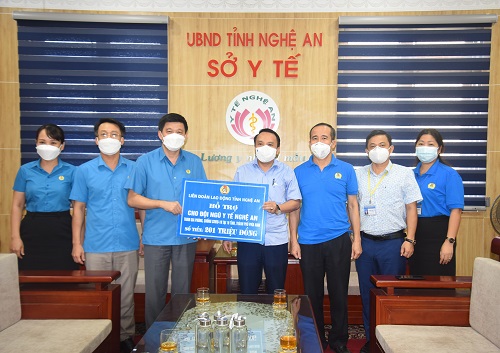 Liên đoàn lao động tỉnh Nghệ An trao quà hỗ trợ cán bộ tuyến đầu chống dịch tại Thành Phố Hồ Chí Minh và các tỉnh miền Nam
