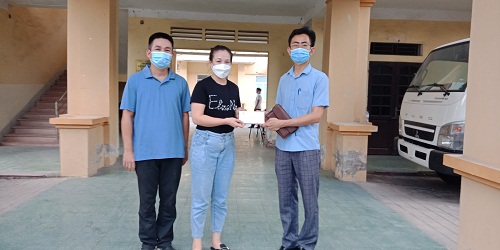 Các đoàn thể đến thăm, tặng quà cho cán bộ, y, bác sĩ nơi tuyến đầu phòng chống dịch COVID-19 tại Trung tâm Kiểm soát bệnh tật tỉnh.