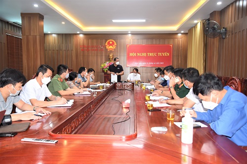 Phó Trưởng Ban Chỉ đạo phòng, chống dịch COVID -19 tỉnh họp khẩn với BCĐ phòng chống COVID-19 huyện Nghi Lộc sau khi phát hiện 3 ca bệnh dương tính với SARS - CoV -2 mới trên địa bàn