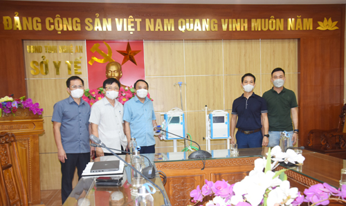 Công ty Cổ phần Tập đoàn Hoành Sơn tại Thị xã Hồng Lĩnh tặng 02 máy thở cho tỉnh Nghệ An.
