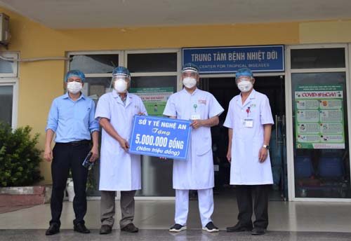 Trung tâm Bệnh nhiệt đới, Bệnh viện Hữu nghị Đa khoa tỉnh Nghệ An cho xuất viện 10 bệnh nhân đã đủ tiêu chuẩn ra viện