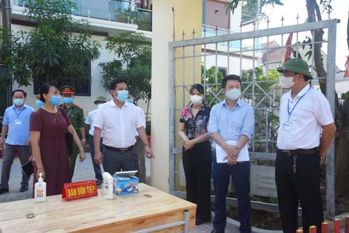 Lãnh đạo Sở Y tế kiểm tra, giám sát các điểm tiêm vắc xin phòng COVID -19 tại huyện Đô Lương, Nghi Lộc.