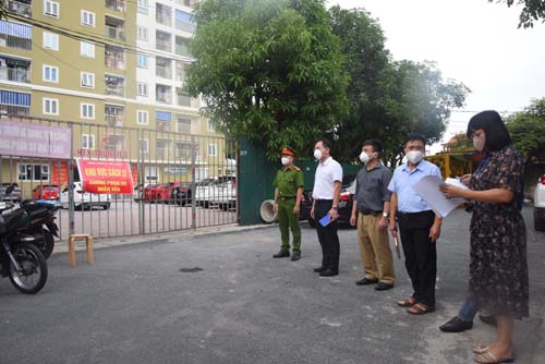 Lãnh đạo Sở Y tế, CDC Nghệ An kiểm tra công tác phòng chống dịch COVID-19 tại Chung cư HTX Trung Đô- Bến Thủy thành phố Vinh sau khi phát hiện chùm ca bệnh mới.