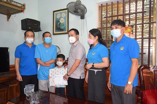 Công đoàn ngành Y tế Nghệ An trao quà Tết Trung thu cho con của các cán bộ y tế tham gia chống dịch COVID-19 có hoàn cảnh đặc biệt khó khăn..