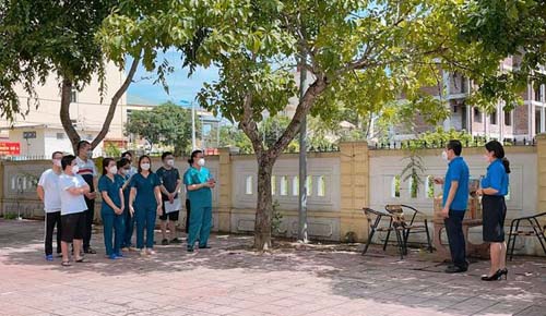 Thường trực Công đoàn ngành Y tế Nghệ An trao quà cho 60 cán bộ y tế tham gia chống dịch tại Thành phố Hồ Chí Minh trở về đang cách ly tại Thị xã Cửa lò.