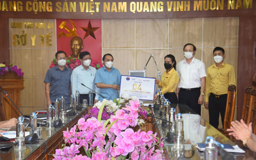 Ngành Y tế Nghệ An tiếp nhận 4 máy thở do Tập đoàn TH và Ngân hàng TMCP Bắc Á trao tặng.