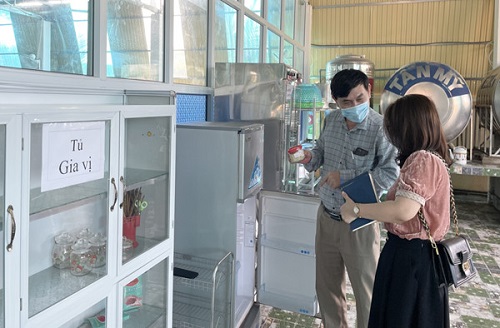 Chi cục ATVSTP Nghệ An Giám sát bếp ăn tập thể tại các trường học