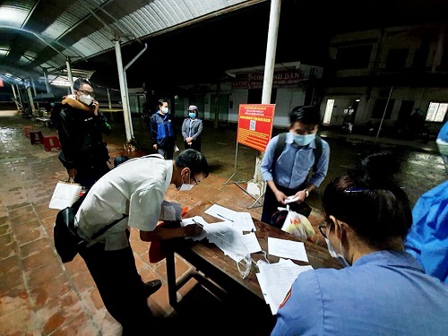 Đón chuyến tàu đầu tiên chở công dân về sau hơn 2 tháng giãn cách