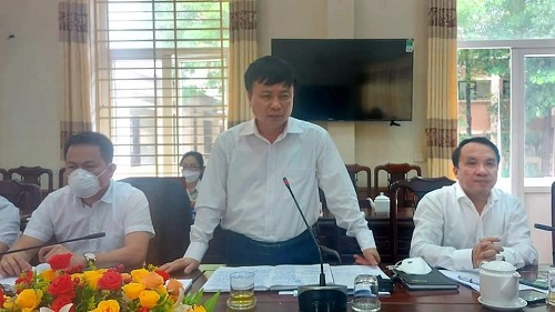 Phó Chủ tịch UBND tỉnh Bùi Đình Long và Giám đốc Sở Y tế Dương Đình Chỉnh làm việc với thành phố Vinh về công tác chống dịch và "bao phủ" vắc xin