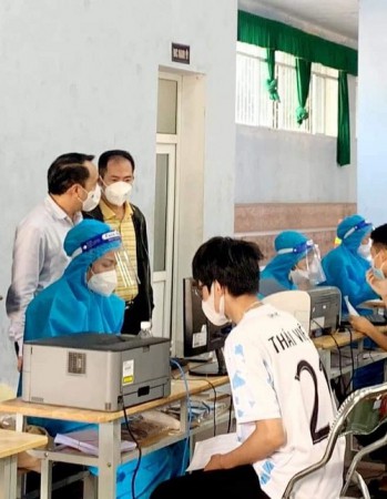 Lãnh đạo Sở Y tế kiểm tra công tác tiêm vắcxin phòng COVID-19 cho học sinh.