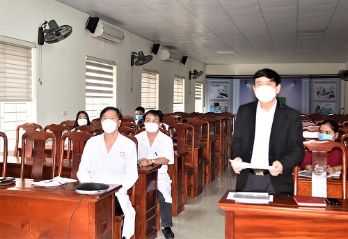 Lãnh đạo CDC Nghệ An làm việc với Bệnh viện Ung bướu Nghệ An sau khi xuất hiện chùm ca bệnh nhiễm COVID -19 tại Trung tâm Xạ trị và Y học hạt nhân.