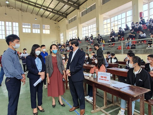 Giám đốc Trung tâm Kiểm soát bệnh tật tỉnh  kiểm tra công tác tiêm vắcxin phòng COVID-19 cho học sinh tại huyện Nghi Lộc và thành phố Vinh.