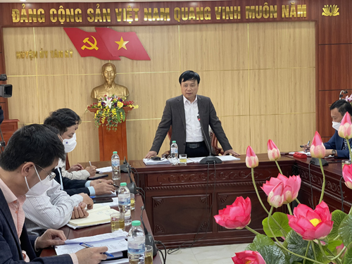 Phó Chủ tịch UBND tỉnh, lãnh đạo Sở Y tế làm việc với Trung tâm Chỉ huy phòng, chống dịch COVID-19 huyện Tân Kỳ.