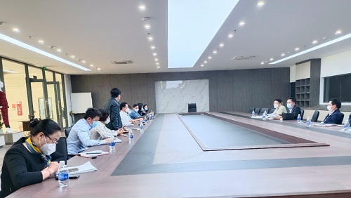 Lãnh đạo Sở Y tế kiểm tra công tác phòng chống dịch COVID -19 tại Công ty may An Hưng, xã Công Thành, huyện Yên Thành liên quan đến ca F0 tại đây.