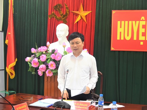 Phó Chủ tịch UBND tỉnh, lãnh đạo Sở Y tế làm việc với Trung tâm Chỉ huy phòng, chống dịch COVID-19 huyện Kỳ Sơn.