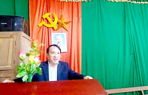 Lãnh đạo Sở Y tế và huyện Con Cuông tặng quà nhân Ngày hội Đại đoàn kết và dự sinh hoạt với Chi ủy Bản Tông - Bình Chuẩn