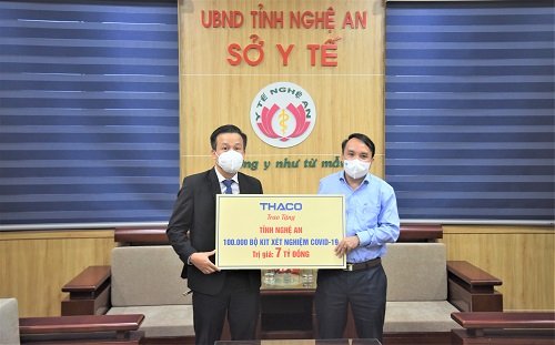 Công ty cổ phần ô tô Trường Hải "THACO" trao tặng 100.000 bộ kit tét nhanh kháng nguyên SARS-CoV-2 cho ngành Y tế Nghệ An.
