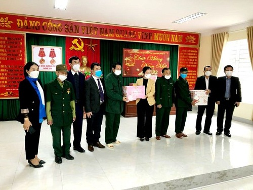 Lãnh đạo thăm, tặng quà chúc tết cho cán bộ nhân viên y tế, bệnh nhân gia đình chính sách nhân dịp xuân Nhâm Dần