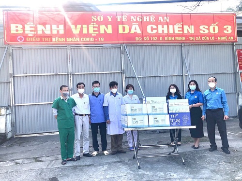 Công đoàn ngành Y tế Nghệ An thăm, tặng quà cho cán bộ, y, bác sĩ tại các Bệnh viện Dã chiến thu dung điều trị COVID-19 nhân dịp Tết nguyên đán Nhâm Dần 2022