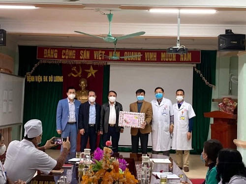 Lãnh đao Sở Y tế thăm, động viên, tặng quà các đơn vị nhân dịp Tết Nguyên Đán 2022.
