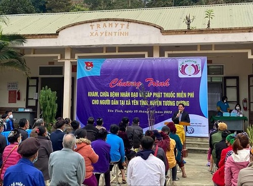 Ngành Y tế tổ chức khám, chữa bệnh nhân đạo và cấp phát thuốc miễn phí cho người dân tại xã Yên Tĩnh, huyện Tương Dương
