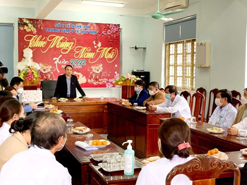 Lãnh đạo Sở Y tế thăm, động viên và trao quà cho các gia đình nhân viên Y tế khó khăn nhân dịp tết Nguyên đán 2022.