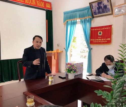 Giám đốc Sở Y tế thăm, động viên và trao quà cho cán bộ nhân viên y tế trên địa bàn huyện Quế Phong