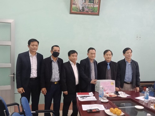 Lãnh đạo Sở Y tế chúc Tết và chỉ đạo công tác phòng chống dịch bệnh COVID-19 tại một số đơn vị y tế trên địa bàn huyện Diễn Châu và TX Hoàng Mai