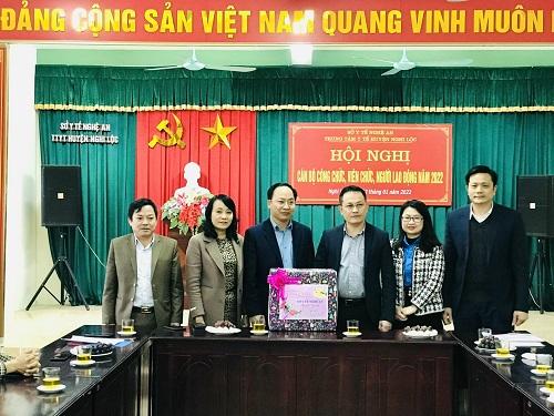 Phó Giám đốc Sở Y tế thăm, động viên và trao quà cho cán bộ nhân viên y tế Trung tâm Y tế TP Vinh,Bệnh viện Đa khoa TP Vinh, Trung tâm Y tế huyện Nghi Lộc và Bệnh viện Đa khoa huyện Nghi Lộc