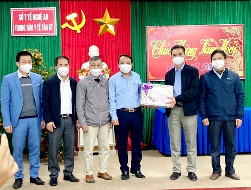 Lãnh đạo Sở Y tế Giám đốc Sở Y tế Dương Đình Chỉnh với các đơn vị Y tế: Con Cuông, Anh Sơn, Tân Kỳ, Yên Thành, Bệnh viện Đa khoa Tây Nam về công tác KCB và phòng chống dịch dịp Tết Nguyên đán
